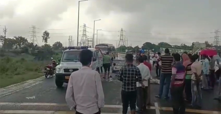 পশ্চিমবঙ্গে পিকআপ ভ্যান উল্টে হতাহত ৭