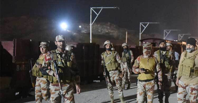 পাকিস্তানে ট্রেনে জিম্মিদশা, নিরাপত্তা অভিযানে নিহত ২৭