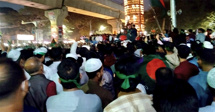 হাদির মরদেহের অপেক্ষায় শাহবাগে বাড়ছে ভিড়