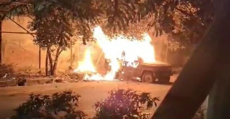 রাজধানীর আগারগাঁওয়ে পার্কিং করা গাড়িতে আগুন