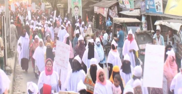 মনোনয়ন বাতিলের দাবিতে কাফনের কাপড় পরে বিএনপি নেতাকর্মীদের বিক্ষোভ