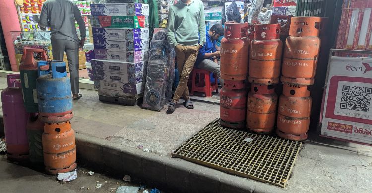 চট্টগ্রামে খুচরা দোকান থেকে উধাও গ্যাস সিলিন্ডার