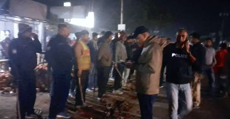 গাইবান্ধায় আ’লীগ নেতাকে ধরতে গিয়ে হামলার শিকার দুই এসআই