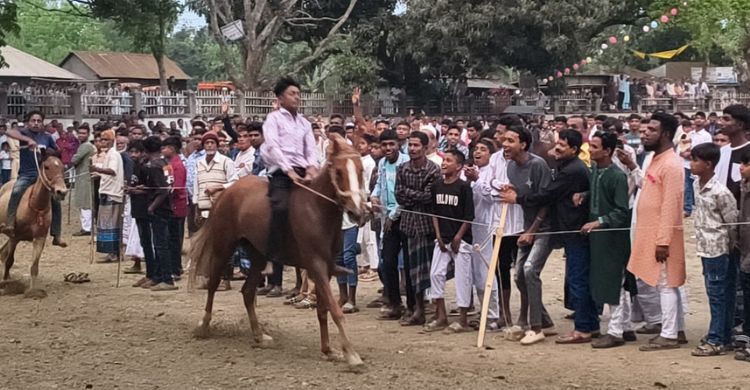 টাঙ্গাইলে ঈদের আনন্দে ঐতিহ্যবাহী ঘোড়দৌড় প্রতিযোগিতা