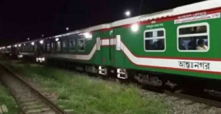 যান্ত্রিক ত্রুটিতে মিরসরাইয়ে দেড় ঘণ্টা আটকা সোনার বাংলা এক্সপ্রেস