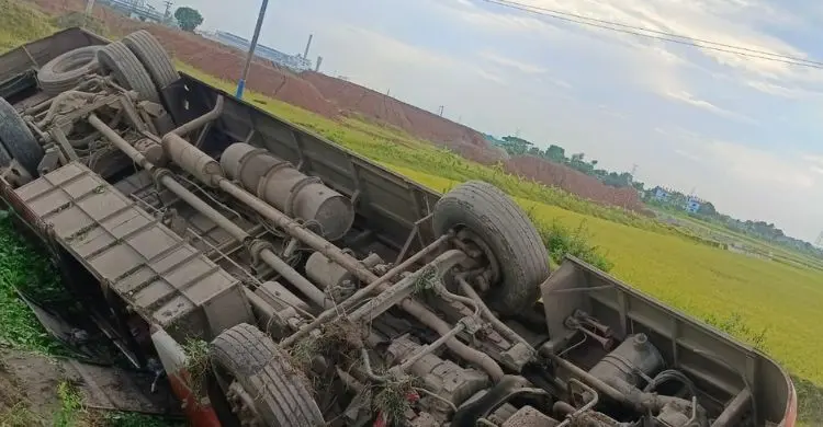 হবিগঞ্জে বাস উল্টে খাদে, আহত ২০