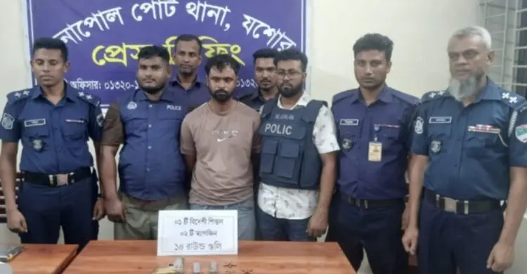 বেনাপোলে বিদেশি পিস্তল-গুলিসহ যুবক আটক