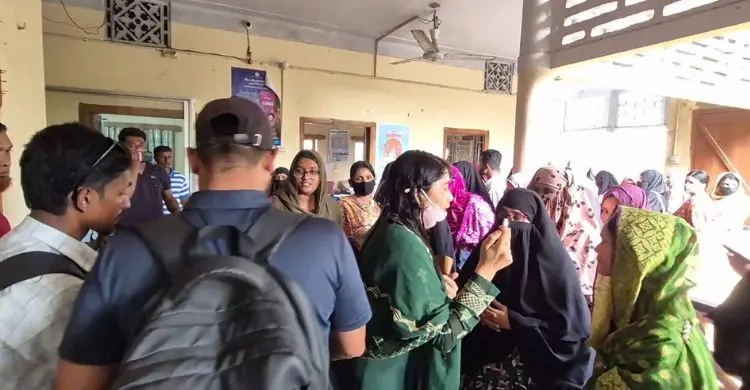 ভাতার অর্ধেক টাকা দেওয়ার প্রতিবাদে প্রশিক্ষণার্থীদের বিক্ষোভ