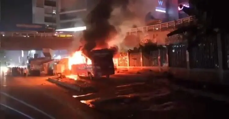 রামপুরায় টিভি গেটের সামনে বাসে আগুন