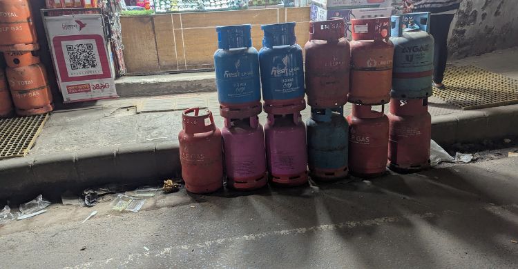 চট্টগ্রামে খুচরা দোকান থেকে উধাও গ্যাস সিলিন্ডার