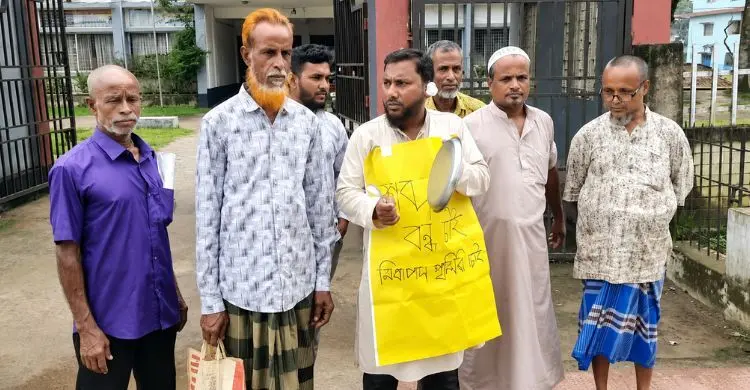 কানে তুলা দিয়ে থালা বাজিয়ে শহর ঘুরলেন কলেজ শিক্ষক