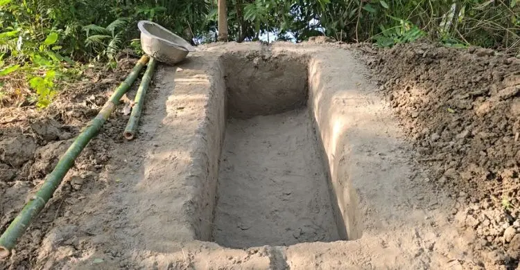 মরদেহ উদ্ধারের গুজবে নিখোঁজ ৫ জেলের জন্য খোঁড়া হলো কবর