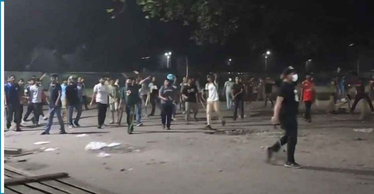 মধ্যরাতে ঢাবি ও ঢাকা কলেজের শিক্ষার্থীদের সংঘর্ষ, থমথমে পরিস্থিতি