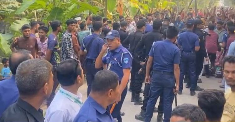 শ্রমিকদের তোপের মুখে ফিরে এলো প্রশাসন