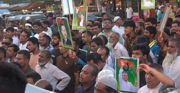 গুপ্ত সংগঠনের লোকজন দিয়ে একটি মহল মশাল মিছিল করছে