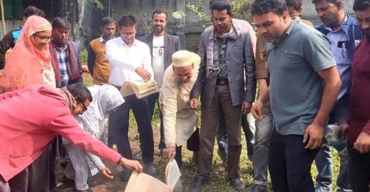 সিরাজগঞ্জে পুড়িয়ে দেওয়া হলো দাবিবিহীন ১২৭২ জমির দলিল