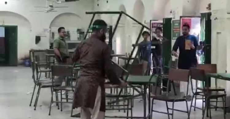 ঢাবির মধুর ক্যান্টিনে চেয়ার-টেবিল ভাঙচুর, আটক ১