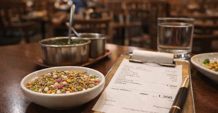 রেস্তোরাঁয় খাওয়ার পর বিলের সঙ্গে কেন মৌরি খেতে দেয় জানেন?