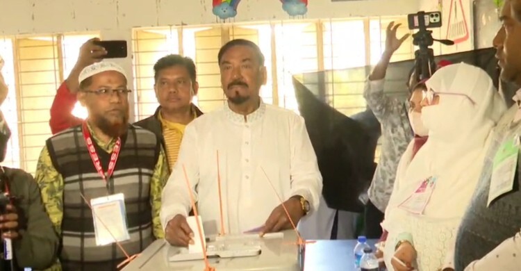 ১৭ বছর পর ভোট দিলেন বিএনপি প্রার্থী হাফিজ উদ্দিন আহমেদ