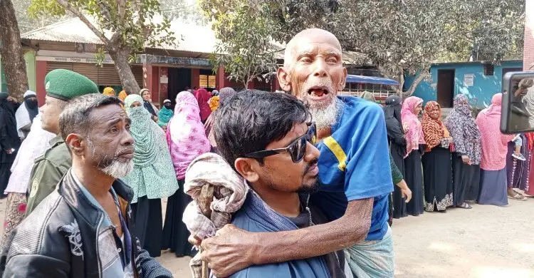 নাতির কোলে চড়ে ভোট দিলেন ৯০ বছরের গ্যাদা