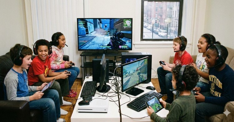 সন্তানের অনলাইন গেম আসক্তি কমাতে পারেন ফোনের সেটিংস বদলে