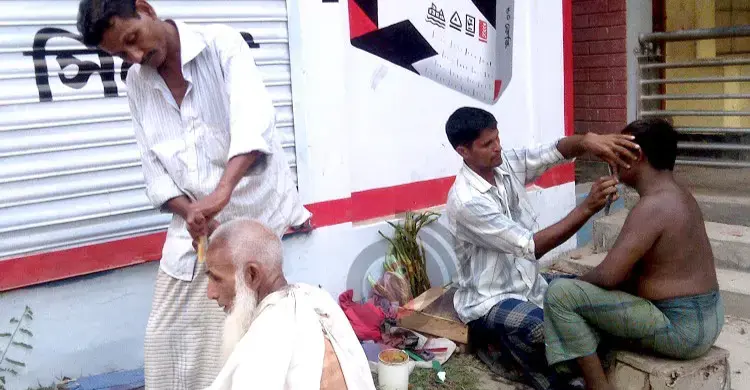 কাঁচি-ট্রিমারে বদলায় মানুষের রূপ, বদলায় না নরসুন্দরের ভাগ্য
