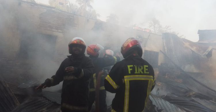 মুন্সিগঞ্জে নেট ফ্যাক্টরিতে আগুন