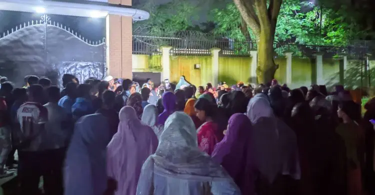 প্রভোস্টের পদত্যাগ দাবিতে মধ্যরাতে নারী শিক্ষার্থীদের বিক্ষোভ