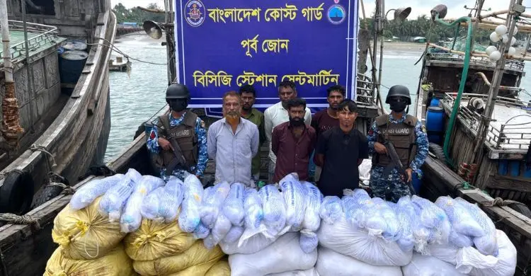 সেন্টমার্টিনে সাড়ে ২১ লাখ মিটার কারেন্ট জালসহ আটক ৬