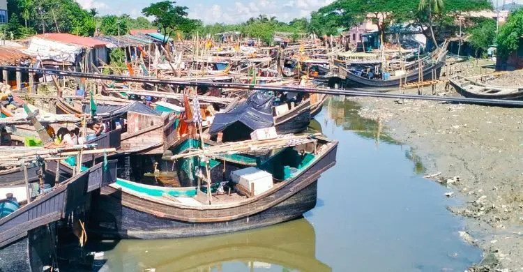 ৩ দিন ধরে বন্ধ সেন্টমার্টিন নৌপথ, অনিশ্চয়তায় এইচএসসি পরীক্ষার্থীরা