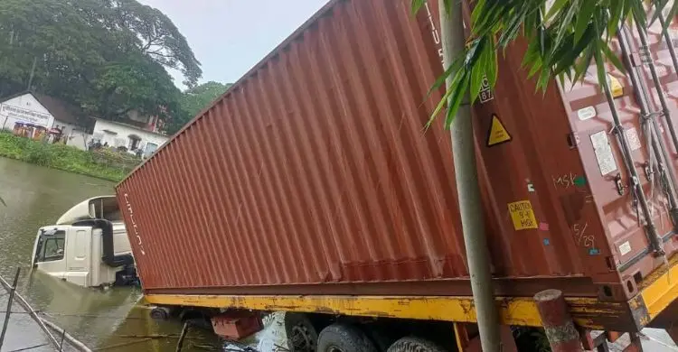 কুমিল্লায় কাভার্ডভ্যানের ধাক্কায় সিএনজি চালকসহ নিহত ২