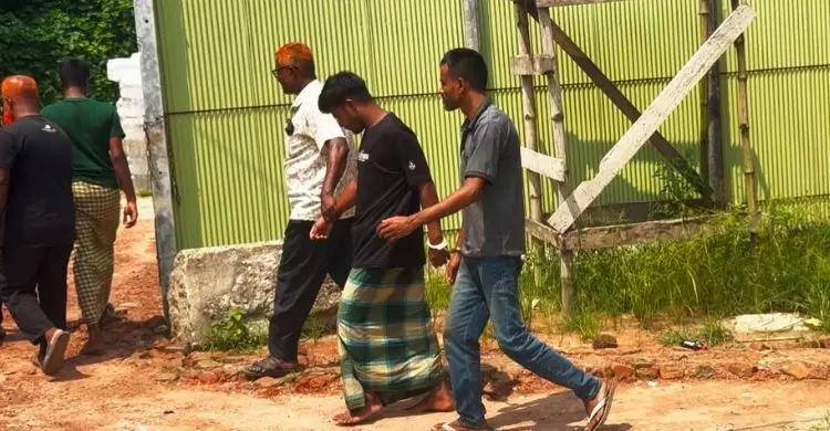 তৈরি হচ্ছিল নকল বিদেশি সিগারেট, মেশিনসহ গ্রেফতার ৯