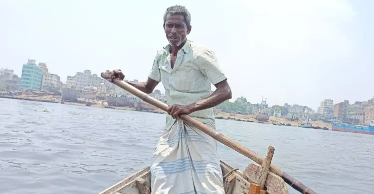 বুড়িগঙ্গার বুকে ২৫ বছরের সংগ্রাম, ভাগ্য বদলায়নি রইস উদ্দিনের