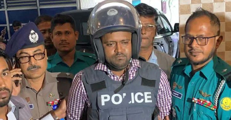 পলাতক ছাত্রলীগ নেতাকে ধরতে গিয়ে ছুরিকাঘাতে আহত সিআইডি কর্মকর্তা