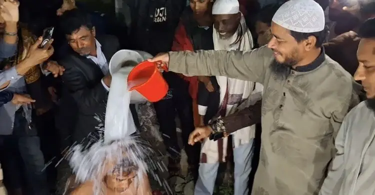দুধ দিয়ে গোসল করে দলবলসহ জামায়াতে যোগ দিলেন বিএনপি নেতা