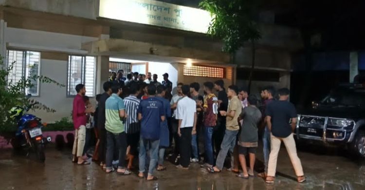 গৃহবধূকে ধর্ষণের অভিযোগে বাড়িওয়ালাকে গণপিটুনি, থানায় বিক্ষোভ