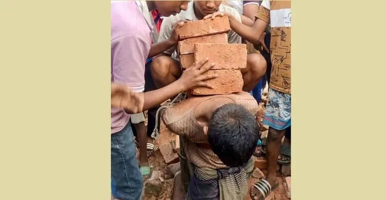 চুরির অপবাদে পিঠের ওপর ইটের ভার, মারাই গেলেন যুবক