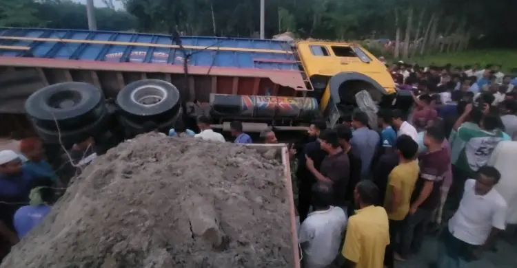 নীলফামারীতে ট্রাক উল্টে নিহত ২