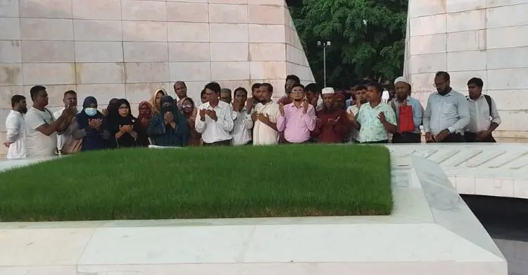 জিয়া ও খালেদার সমাধিতে শ্রদ্ধা জানালেন শিক্ষক নিয়োগপ্রত্যাশীরা