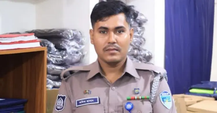 নারীকে বাঁচাতে জীবনের ঝুঁকি নিয়ে নদীতে ঝাঁপ দিলেন পুলিশ সদস্য