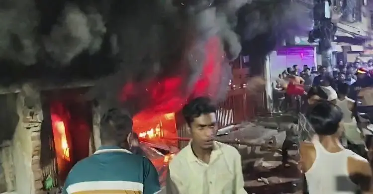 মধ্যরাতে মিরপুরের বেনারসি পল্লীতে আগুন