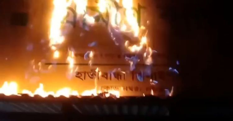 গ্রামীণ ব্যাংকের সাইনবোর্ডে আগুন, ছাত্রলীগ নেতার ভিডিও প্রকাশ