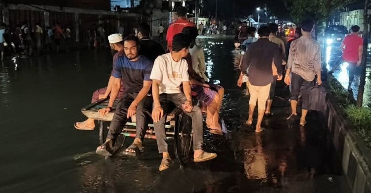 বৃষ্টিতে ভাসল ঢাকা: নিউ মার্কেটে ভোগান্তির নাম ‘১০ টাকার ভ্যান’
