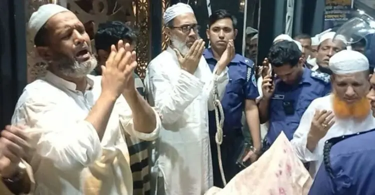 প্যারোলে মুক্তি পেয়ে মায়ের জানাজায় সাবেক মেয়র আইয়ুব বাবুল