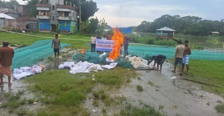 বরিশালে ৫০ লাখ টাকার নিষিদ্ধ জাল পুড়িয়ে ধ্বংস
