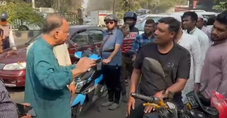 পেট্রোল পাম্পে জ্বালানিমন্ত্রী, বাইকচালকদের বললেন- ‘অস্থির হয়েন না’