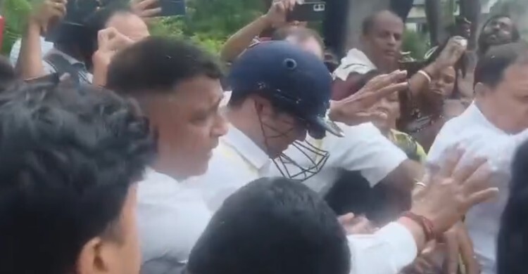 অভিষেক ব্যানার্জিকে দেখে চোর-চোর স্লোগান, মারা হলো চড়-ঘুষি
