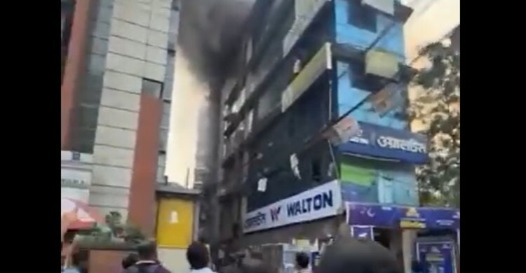 ধানমন্ডিতে ওয়ালটনের শোরুমে আগুন