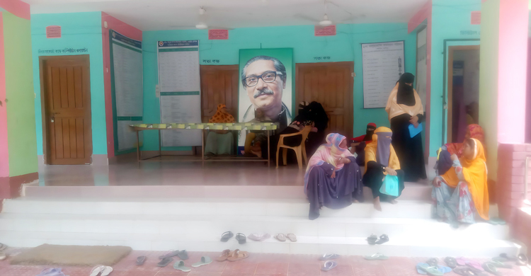 জুতা পায়ে ইউনিয়ন পরিষদে প্রবেশ নিষেধ, ভোগান্তিতে সেবাপ্রার্থীরা