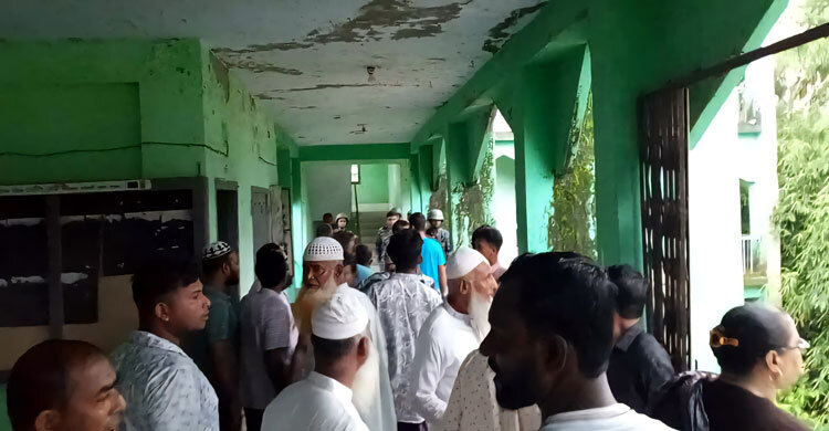 ইউপি চেয়ারম্যানের ওপর যুবদল নেতার হামলা, ককটেল বিস্ফোরণ